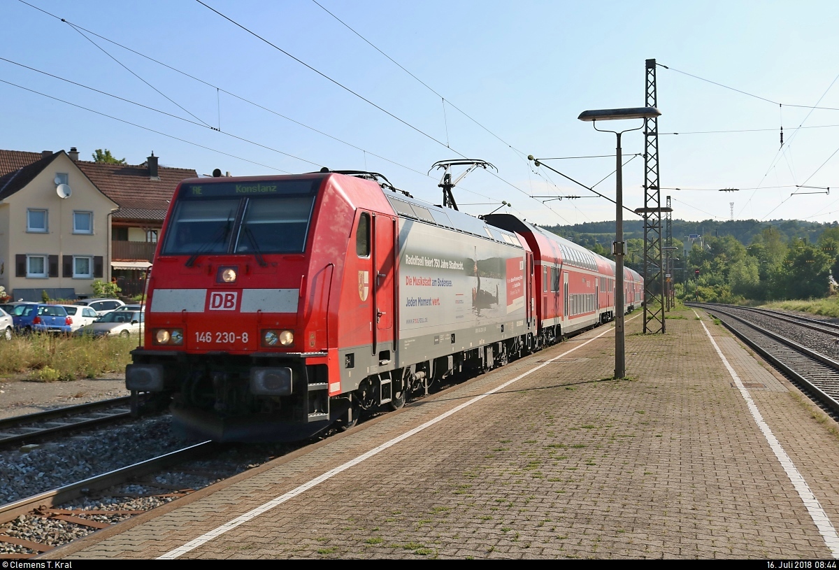 146 230-8  750 Jahre Radolfzell  von DB Regio Baden-Württemberg als RE 4709 von Karlsruhe Hbf nach Konstanz erreicht den Bahnhof Engen auf der Bahnstrecke Offenburg–Singen (Schwarzwaldbahn (Baden) | KBS 720).
[16.7.2018 | 8:44 Uhr]