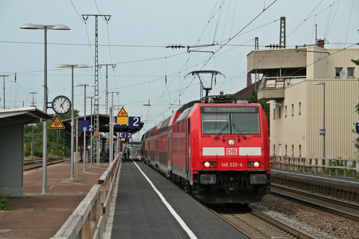 146 232-4 mit einer RB von Offenburg nach Basel Bad. Bf (durch den Katzenbergtunnel) am Nachmittag des 25.07.14 beim Verlassen des Bahnhofs Mllheim (Baden).