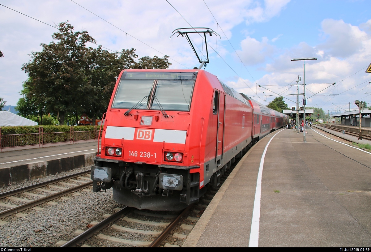 146 238-1 von DB Regio Baden-Württemberg als RE 4270 von Konstanz nach Karlsruhe Hbf steht im Bahnhof Radolfzell auf Gleis 5.
[11.7.2018 | 9:59 Uhr]