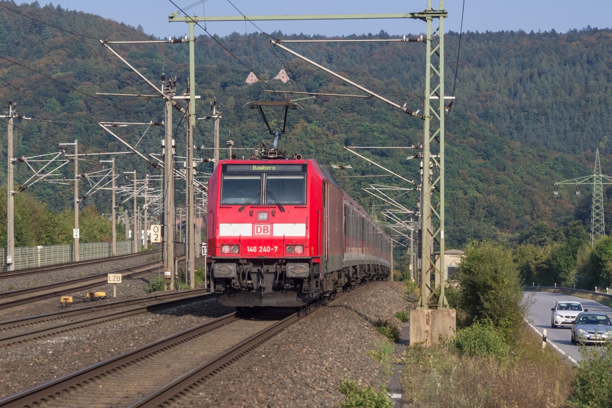 146 240 schob am 1.10.16 einen RE nach Bamberg durch den Abzweig Nantenbach. Man sieht deutlich, dass das rechte Gleispaar ins Maintal hinabführt.
