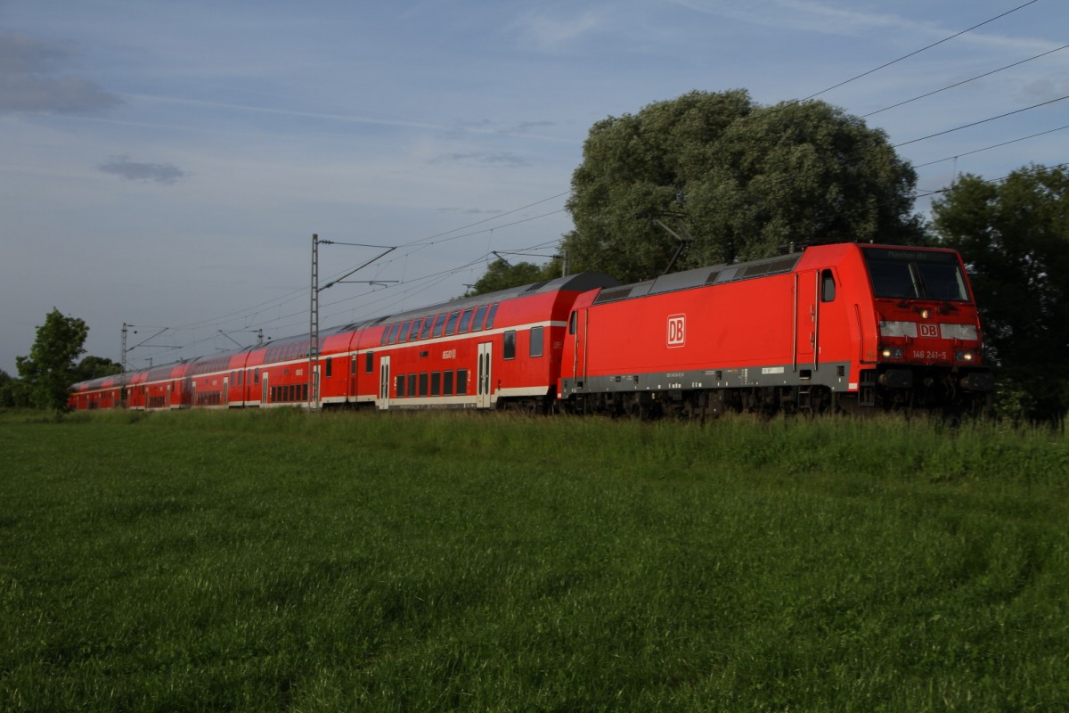 146 241-5 mit einen RE nach München Hbf gesehen am 28.05.2015 in Pulling südlich von Freising.