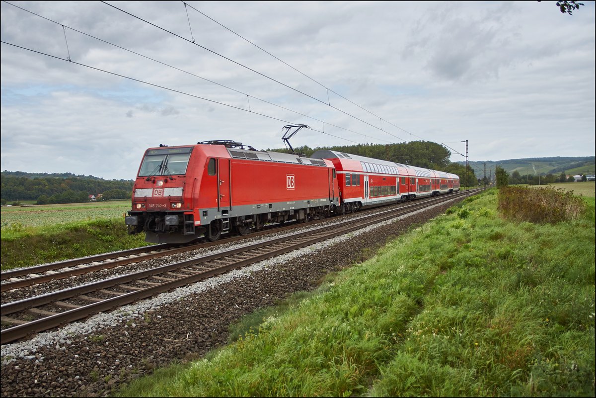 146 242-3 ist mit einen RE Linie 54 in Richtung Bamberg unterwegs,gesehen am 07.09.2017 bei Retzbach.