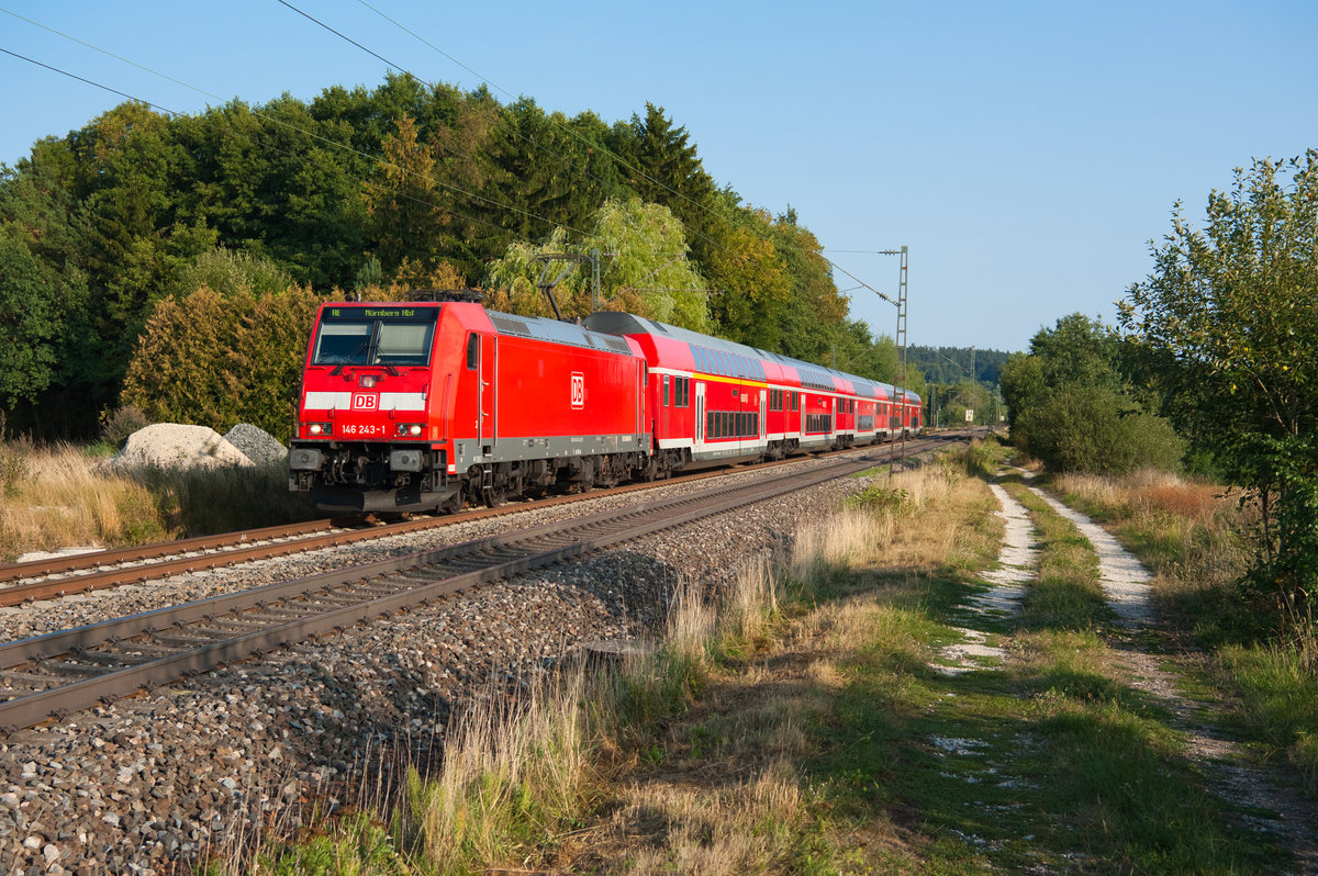 146 243-1 mit dem RE 4846 von München Hbf nach Nürnberg Hbf bei Postbauer-Heng, 28.08.2018