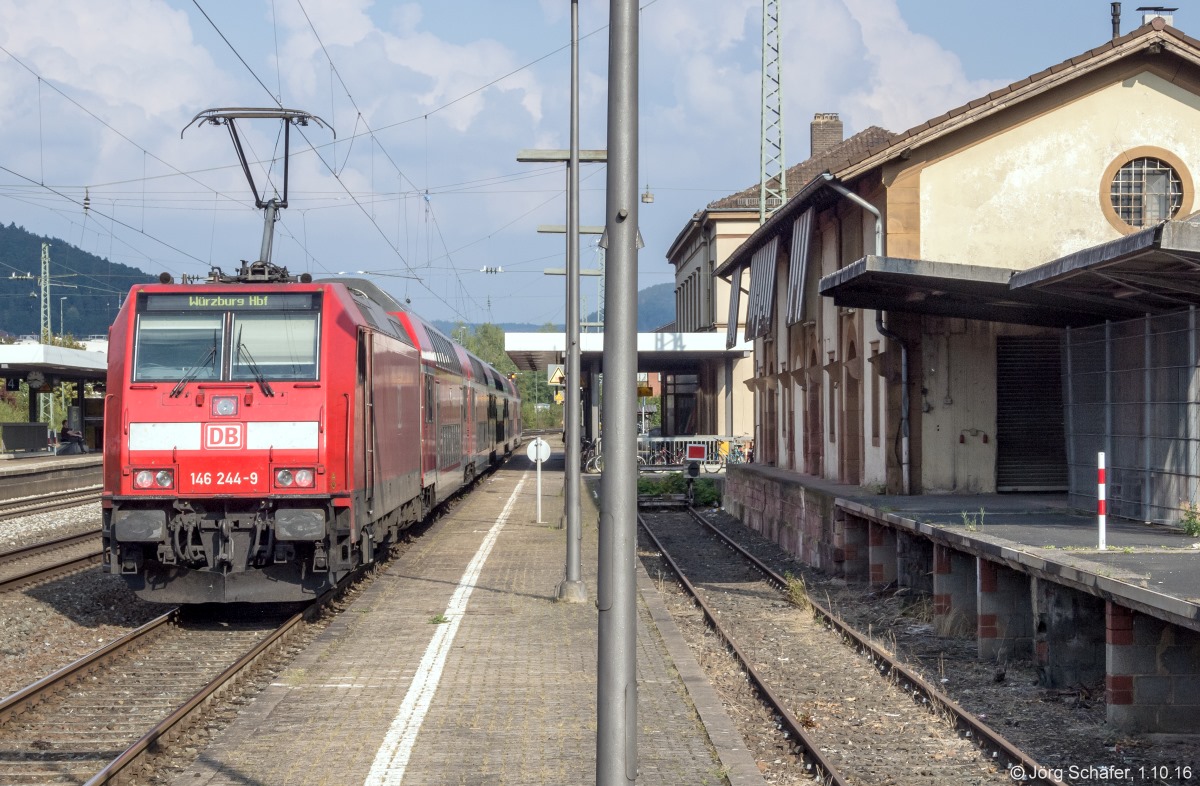 146 244 schob am 1.10.16 eine Doppelstockgarnitur in Lohr auf Gleis 1. Rechts die Reste vom Gleis 1a, auf dem früher die Züge nach Wertheim wendeten.