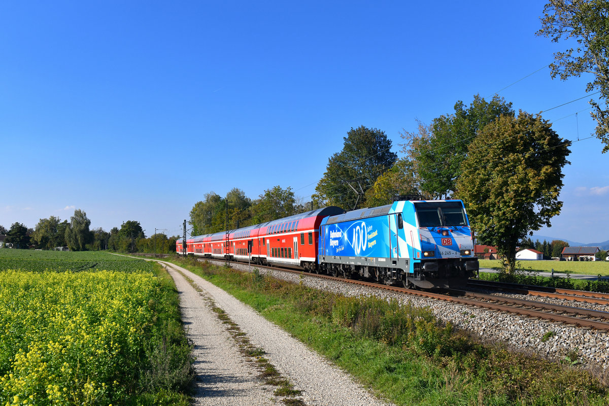 146 245 mit einem RE am 28.09.2018 bei Langenisarhofen. 