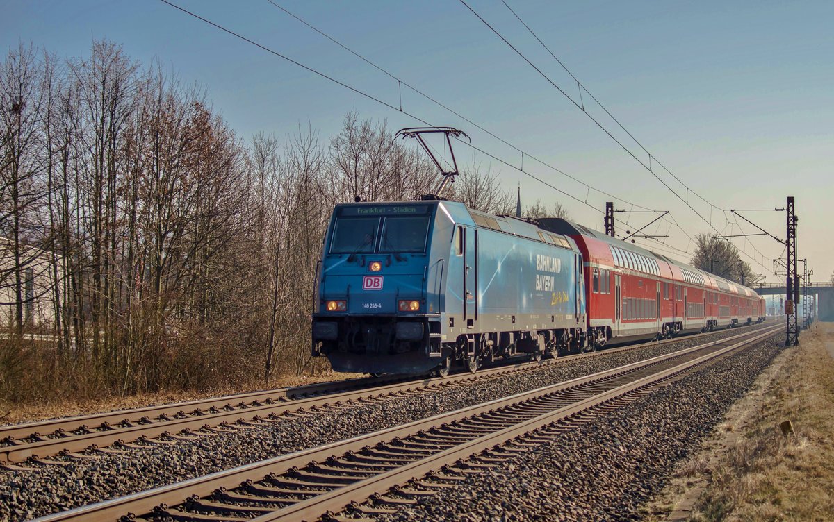 146 246-4 ist am 15.02.2017 als RE von Würzburg/M. komment nach Frankfurt/M. bei Thüngersheim unterwegs.