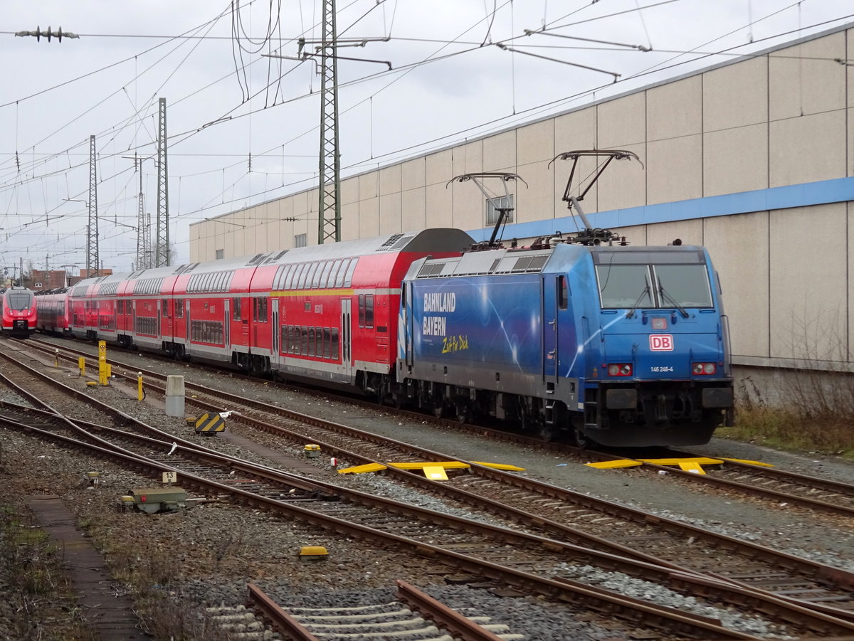 146 246-4 mit Werbung für das Bahnland Bayern steht am 31. Januar 2016 mit einer Doppelstockgarnitur in Bamberg abgestellt.