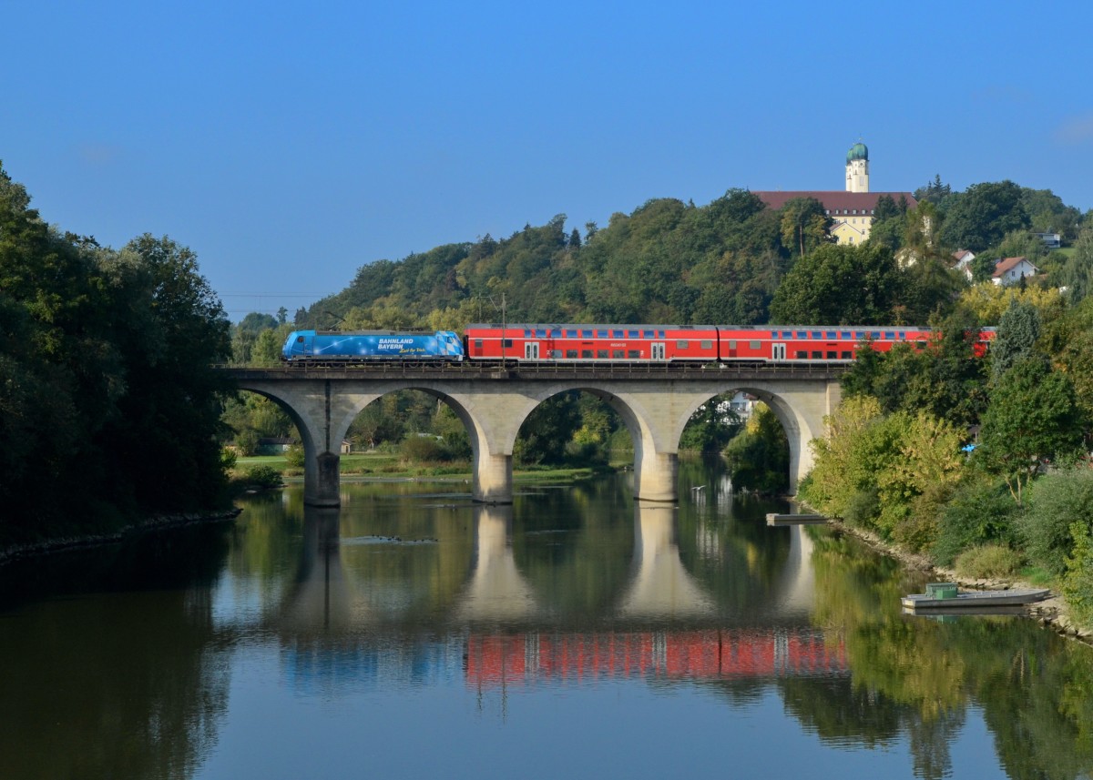 146 246 mit einem RE am 19.09.2015 auf der Vilsbrücke in Vilshofen. 