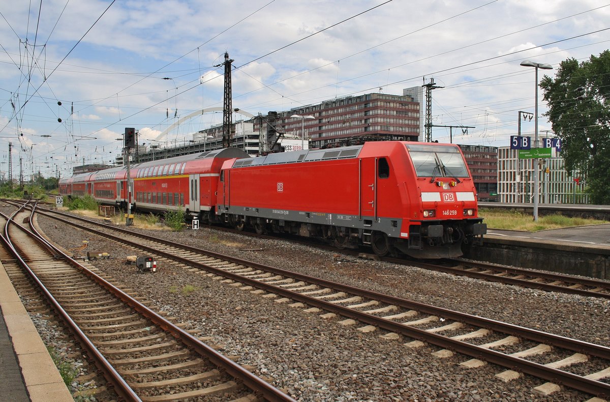 146 259 durchfährt am 3.7.2017 mit dem RE6 (RE10627)  Westfalen-Express  von Köln/Bonn Flughafen nach Minden(Westf) den Bahnhof Köln Messe/Deutz in westlicher Richtung.