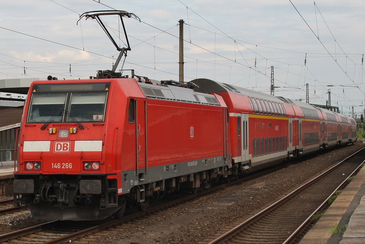 146 266 schiebt am 3.7.2017 den RE6 (RE10622)  Westfalen-Express  von Minden(Westf) nach Köln/Bonn Flughafen durch Köln Messe/Deutz.