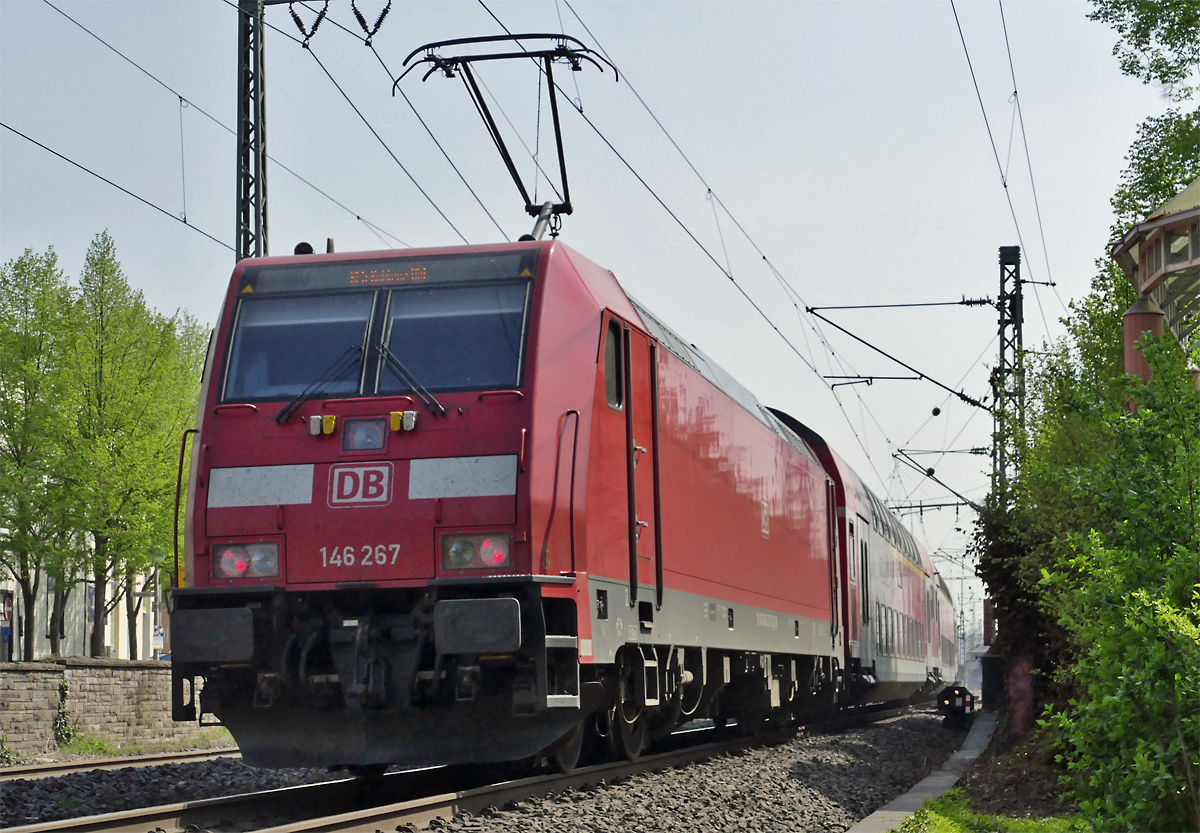 146 267 schiebt RE5 nach Koblenz durch Remagen - 21.04.2018