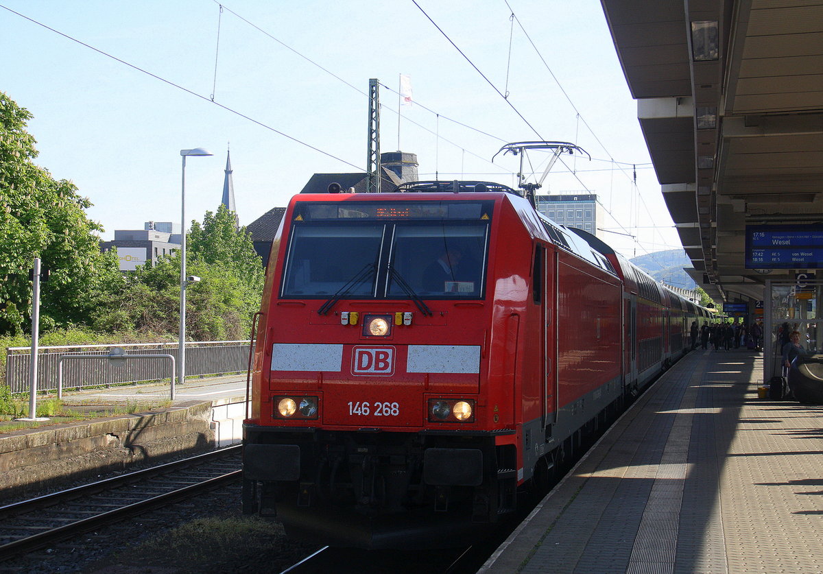 146 268 DB steht mit dem RE5 von Koblenz-Hbf nach Wesel.
Aufgenommen vom Bahnsteig 2 von Koblenz-Hbf.
Bei schönem Frühlingswetter am Nachmittag vom 30.4.2017.