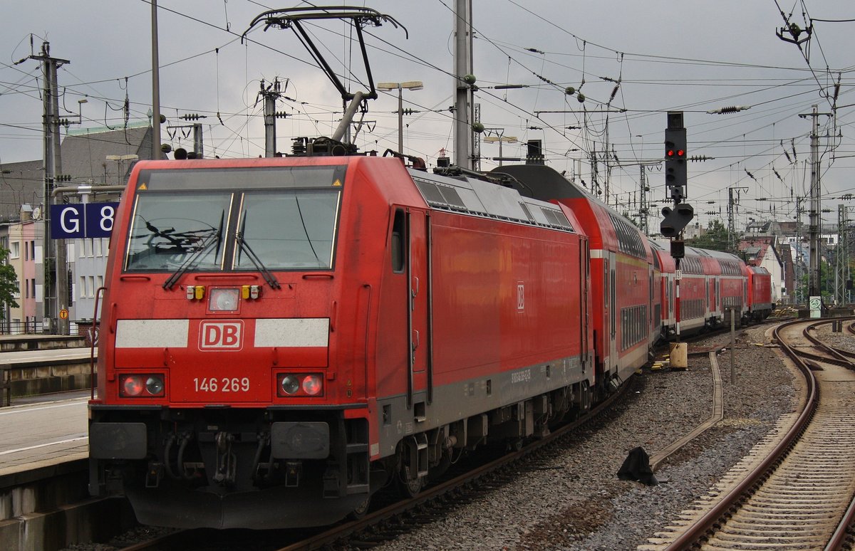 146 269 und 146 277 verlassen am 1.7.2017 mit dem RE6 (RE10625)  Westfalen-Express  von Köln/Bonn Flughafen nach Minden(Westf) den Kölner Hauptbahnhof.