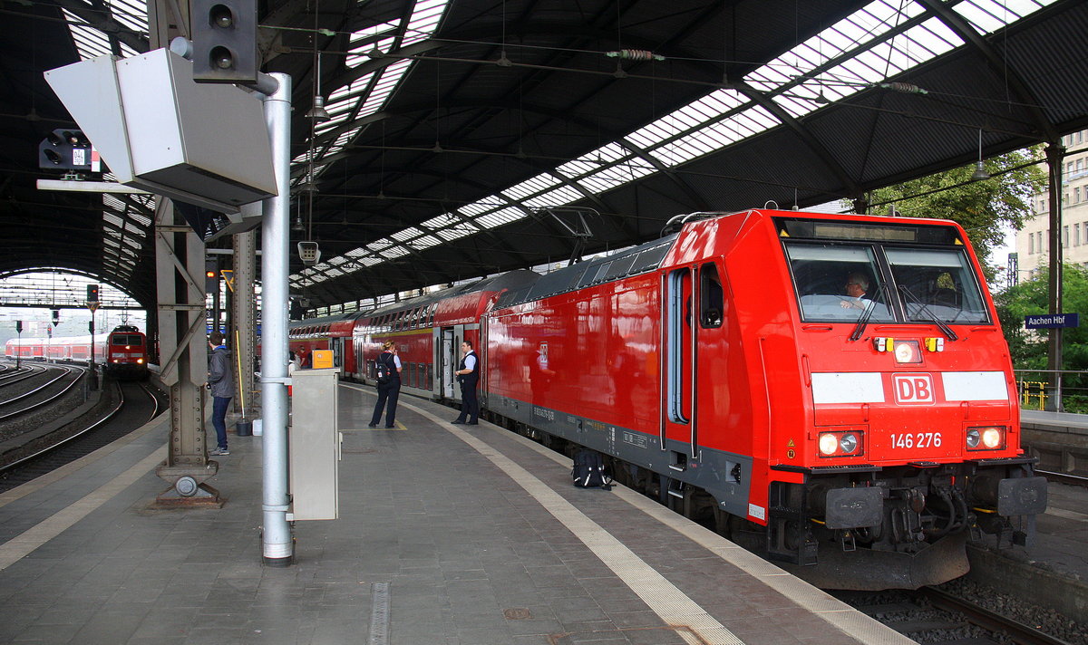 146 276 DB steht mit dem RE1 im Bahnhof Aachen bereit zur Abfahrt nach Hamm-Westfalen. Aufgenommen vom Bahnsteig 2 vom Aachen-Hbf.
Bei Regenwetter am Nachmittag vom 23.7.2017.