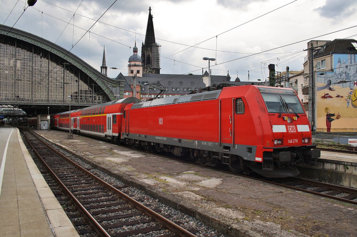 146 278 schiebt am 3.7.2017 den RE6 (RE10624)  Westfalen-Express  von Minden(Westf) nach Köln/Bonn Flughafen in den Kölner Hauptbahnhof.