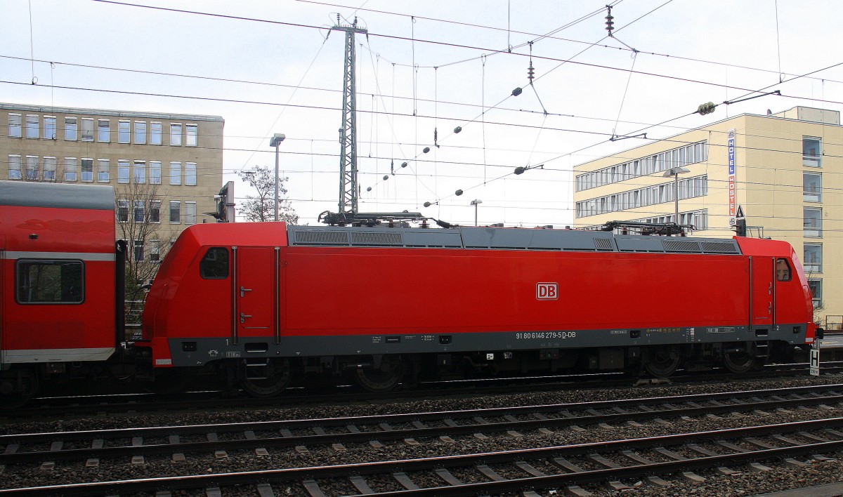 146 279 DB steht mit dem RE1 im Bahnhof Aachen bereit zur Abfahrt nach Hamm-Westfalen. 
Aufgenommen vom Bahnsteig 6 vom Aachen-Hbf. 
Am Nachmittag vom 6.3.2016.