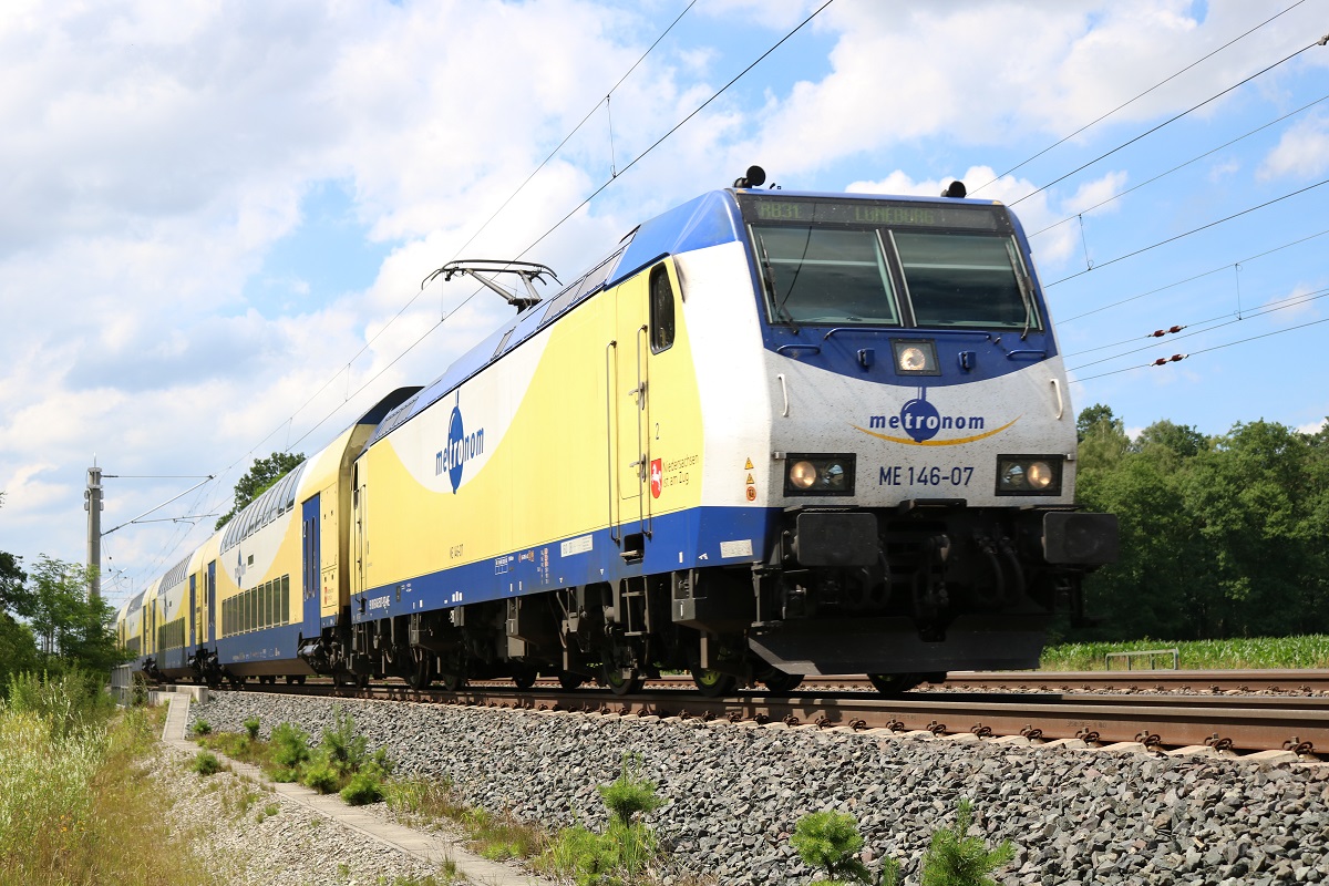 146 507 der metronom Eisenbahngesellschaft mbH als ME 81623 (RB31) von Hamburg-Harburg nach Lüneburg in Radbruch auf der Bahnstrecke Hannover–Hamburg (KBS 110). [6.7.2017 - 15:14 Uhr]