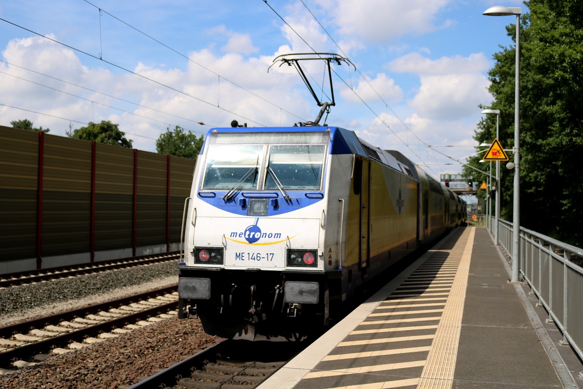 146 517 der metronom Eisenbahngesellschaft mbH als ME 81620 (RB31) von Lüneburg nach Hamburg-Harburg verlässt den Bahnhof Radbruch auf der Bahnstrecke Hannover–Hamburg (KBS 110). [6.7.2017 - 12:45 Uhr]