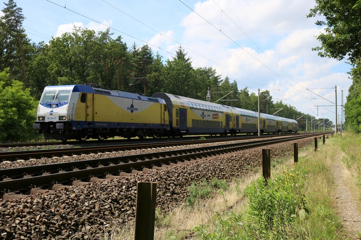 146 517 der metronom Eisenbahngesellschaft mbH als ME 81621 (RB31) von Hamburg-Harburg nach Lüneburg in Radbruch auf der Bahnstrecke Hannover–Hamburg (KBS 110). [6.7.2017 - 14:12 Uhr]