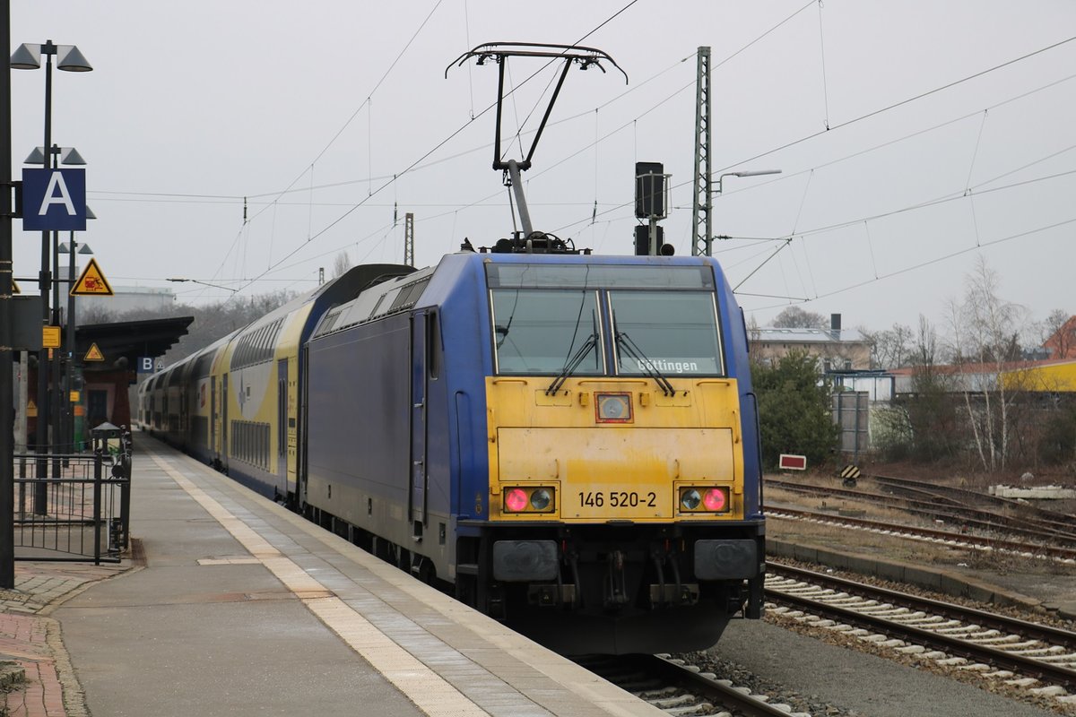 146 520-2 mit DABpbzkfa der metronom Eisenbahngesellschaft mbH ist soeben als ME 82816 (RE2) im Endbahnhof Uelzen auf Gleis 103 angekommen. [11.2.2017]