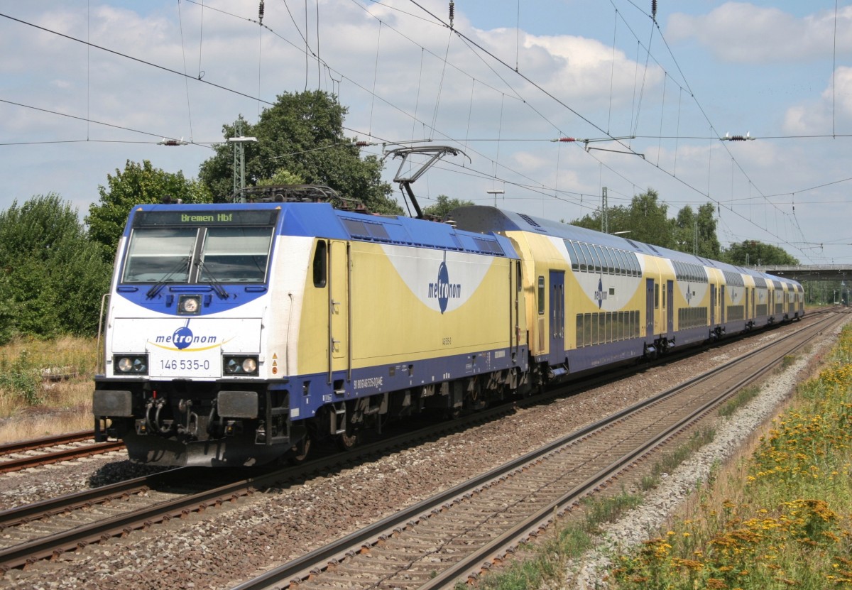146 535 mit ME 82016 (Hamburg Hbf–Bremen Hbf) am 06.08.2013 in Scheeel, aufgenommen vom Ende des Mittelbahnsteigs