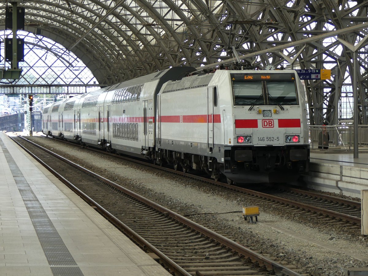 146 552 schiebt einen IC nach Köln(Hbf.)am 22.09.2019 aus dem Dresdener Hauptbahnhof.