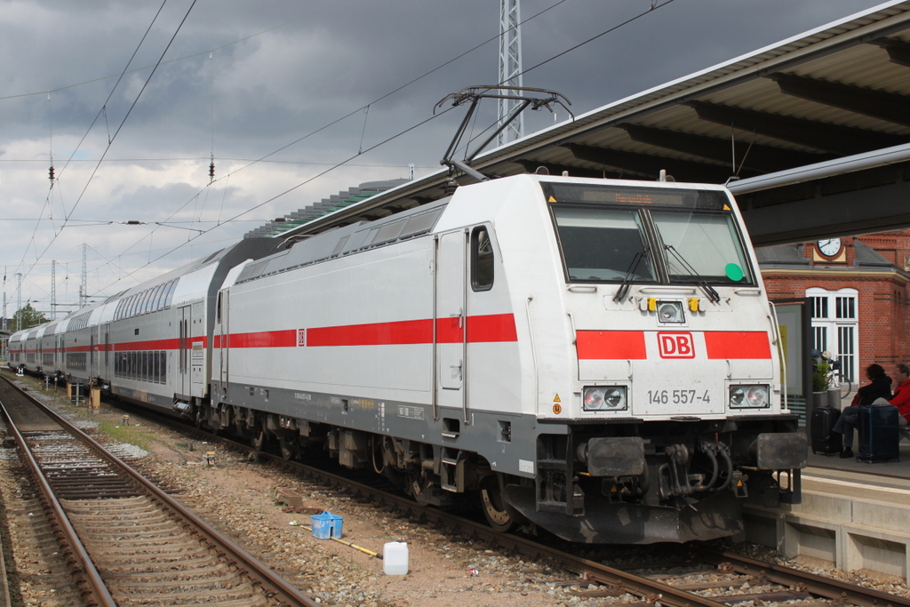 146 557-4 mit IC 2388(Leipzig-Warnemünde)kurz vor der Ausfahrt im Rostocker Hbf.19.08.2017