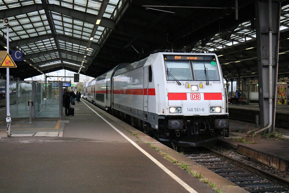 146 561-6 DB als IC 2447 (Linie 55) von Hannover Hbf, bedingt durch Sturmschäden von  Xavier  von Magdeburg Hbf, nach Dresden Hbf erreicht Halle(Saale)Hbf auf Gleis 2. [7.10.2017 | 8:57 Uhr]