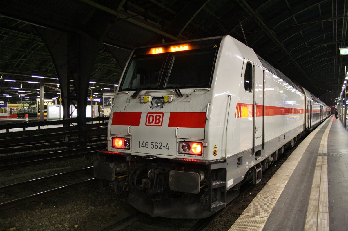 146 562-4 steht am 17.12.2016 mit dem IC2431  Borkum  von Emden Hauptbahnhof nach Berlin Ostbahnhof im Endbahnhof.