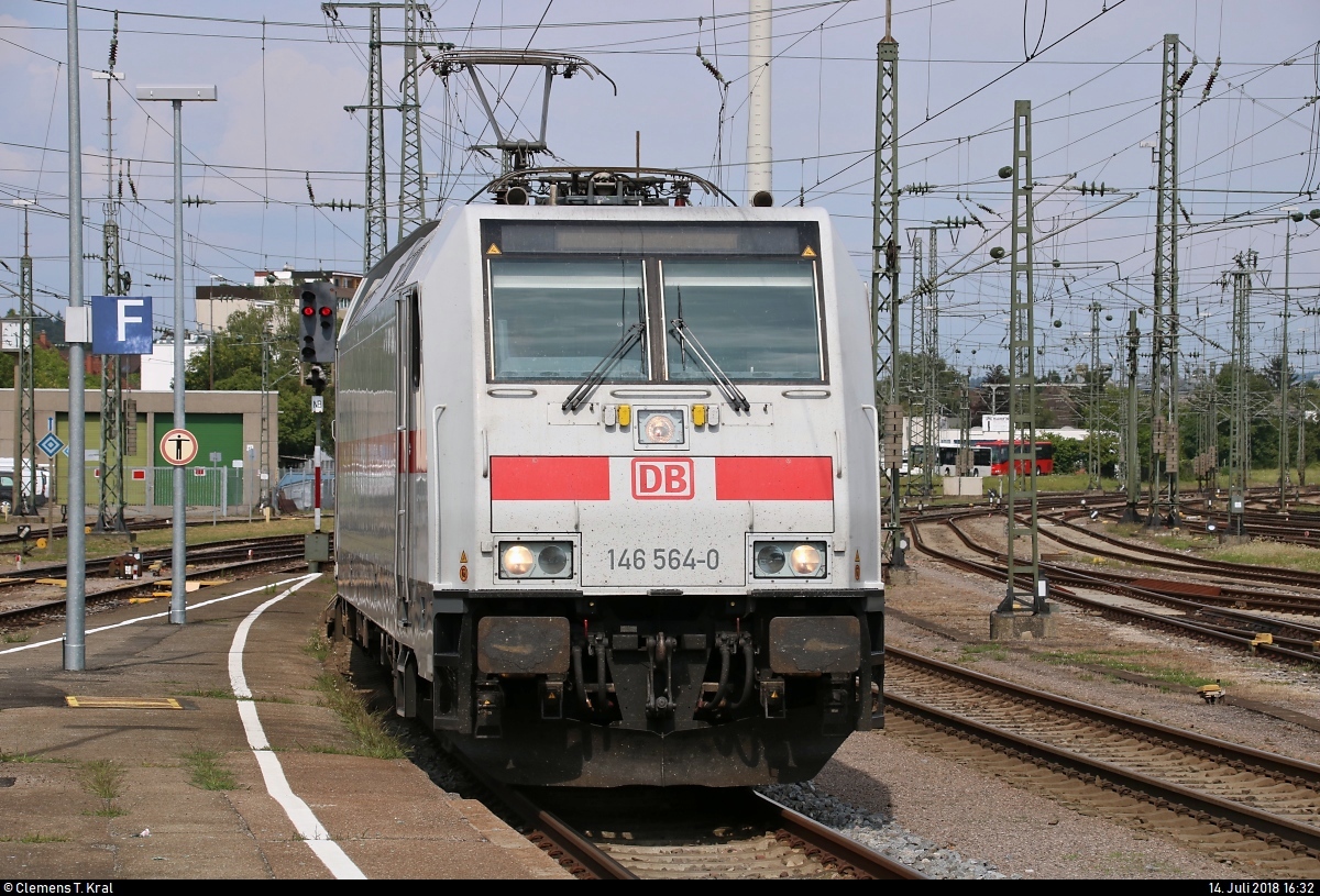 146 564-0 DB als IC 2384 (Linie 87) bzw. RE 52384 (RE87) nach Stuttgart Hbf wird in seinem Startbahnhof Singen(Hohentwiel) auf Gleis 1 bereitgestellt.
[14.7.2018 | 16:32 Uhr]