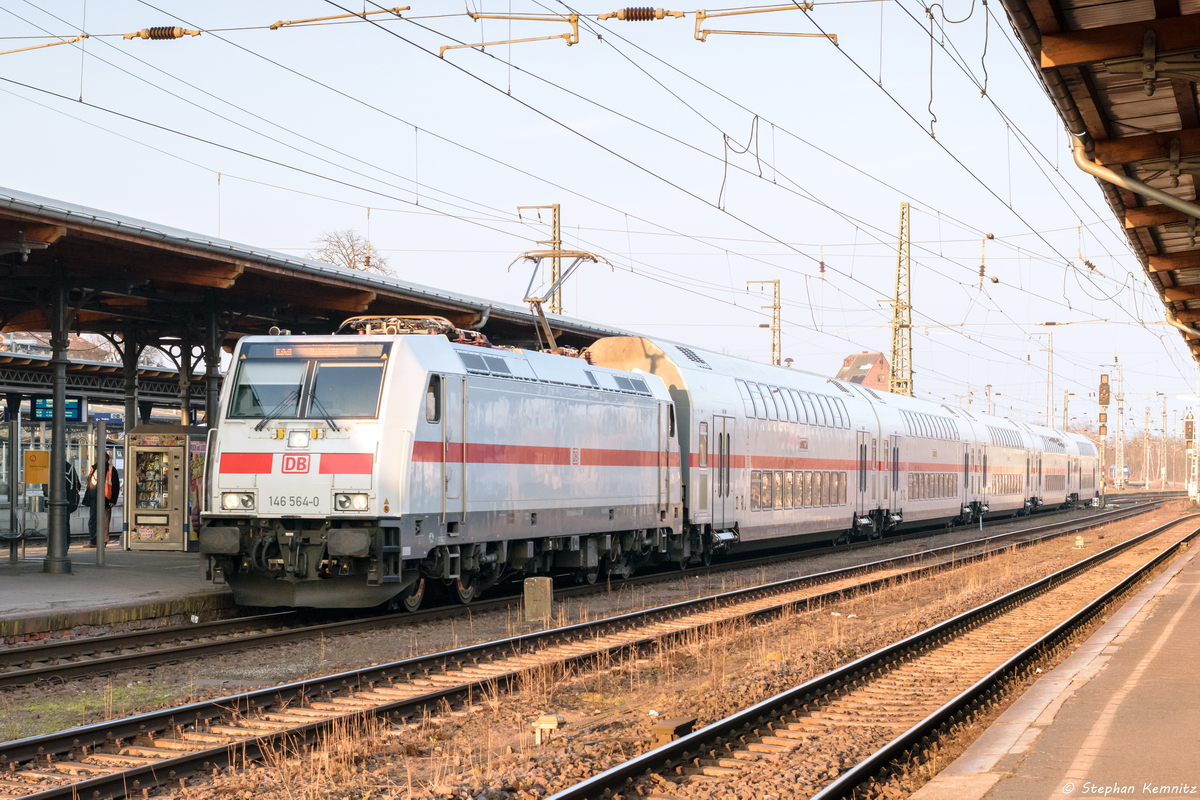 146 564-0 mit dem IC 2431 von Emden Hbf nach Berlin Ostbahnhof, bei der Einfahrt in Stendal. Wegen eines Notarzteinsatz zwischen Genthin und Güsen, wurde der IC ab Magdeburg über Stendal und Rathenow nach Berlin umgeleitet. 24.03.2018