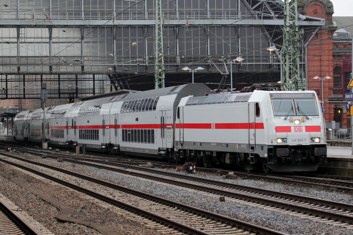 146 565-7 mit einem IC bei der Ausfahrt in Bremen Hbf. 14.12.2016
