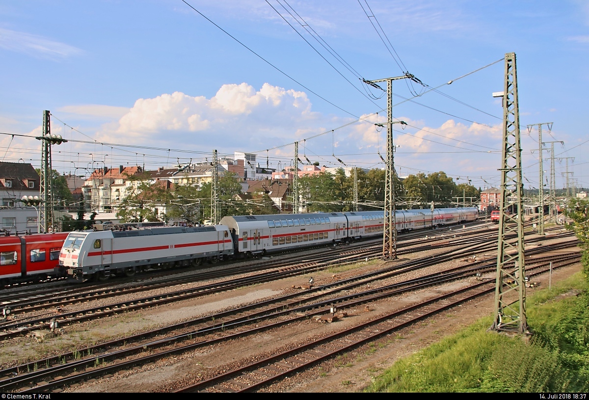 146 567-3 DB als IC 2382 (Linie 87) bzw. RE 52382 (RE87) nach Stuttgart Hbf verlässt seinen Startbahnhof Singen(Hohentwiel) auf Gleis 1.
Aufgenommen vom Parkhaus in der Julius-Bührer-Straße.
[14.7.2018 | 18:37 Uhr]