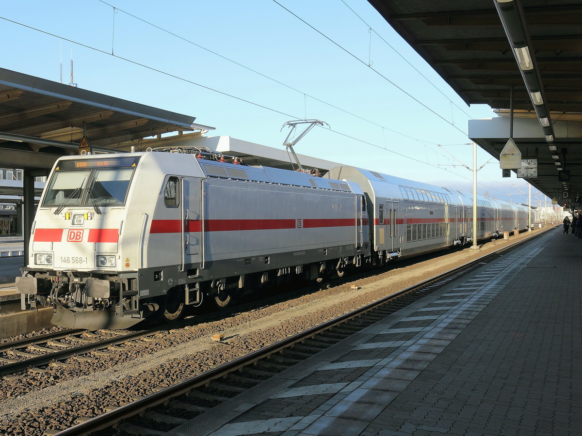 146 568-1 steht mit einem IC in Richtung Köln Hauptbahnhof  am 21. Januar 2017 in Braunschweig Hauptbahnhof.