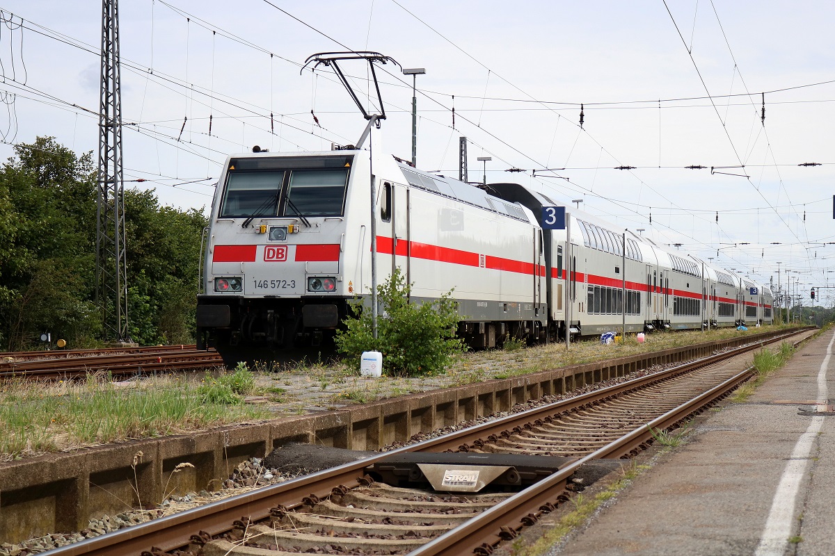 146 572-3 DB als IC2-Garnitur steht in der Abstellung des Bahnhofs Norddeich und tritt in Kürze seine Fahrt als IC 2435 (Linie 56) nach Leipzig Hbf in Norddeich Mole an. [27.7.2017 - 14:52 Uhr]