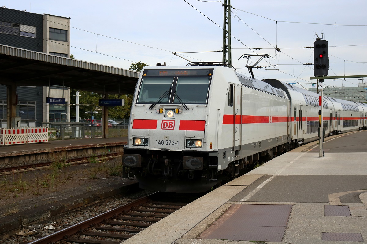 146 573-1 DB als IC 2031 (Linie 55) von Hannover Hbf nach Leipzig Hbf fährt in Halle(Saale)Hbf auf Gleis 1 ein. [24.7.2017 - 7:54 Uhr]