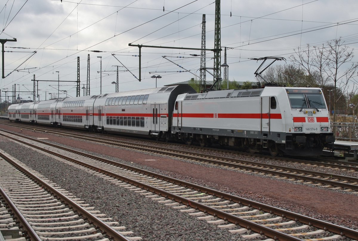 146 574-9 steht am 7.4.2017 mit dem IC2037 von Norddeich Mole nach Leipzig Hauptbahnhof im Magdeburger Hauptbahnhof. 