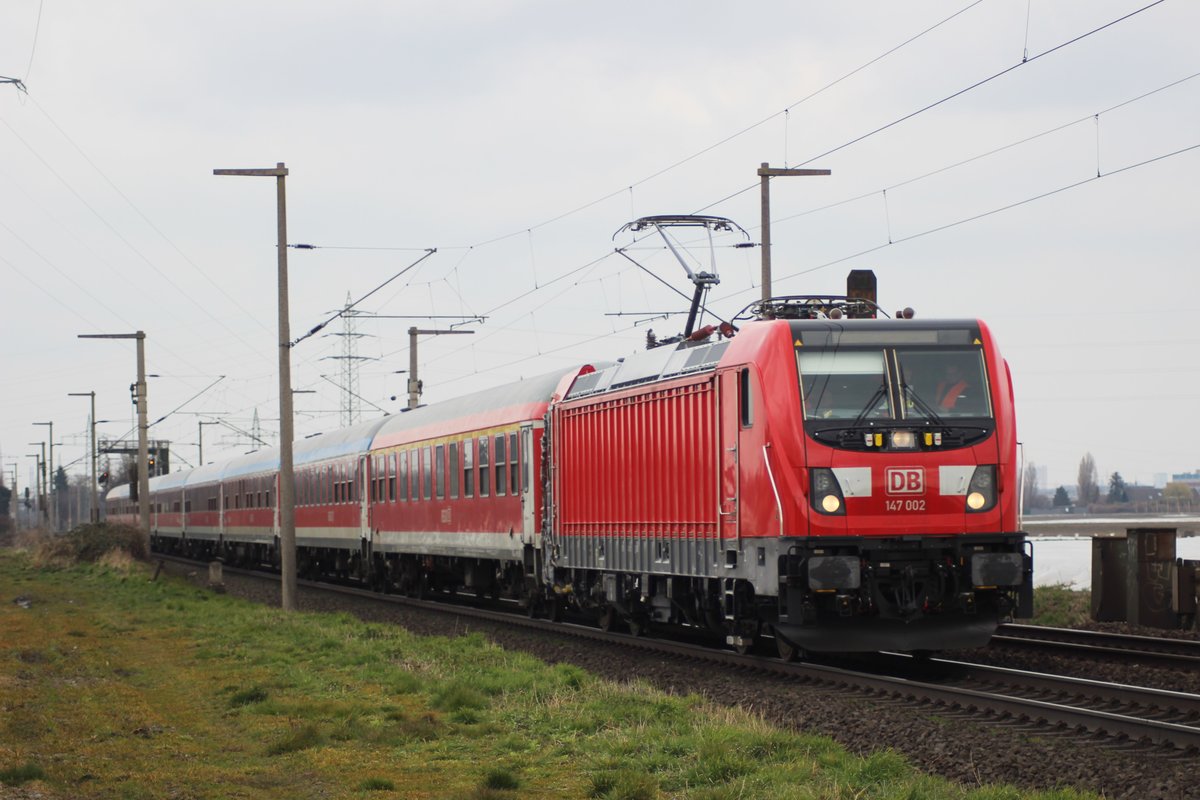 147 002 mit Wagen des SH-Express auf der Fahrt nach Süden am 22.3.2016 bei Hürth-Kalsheuren