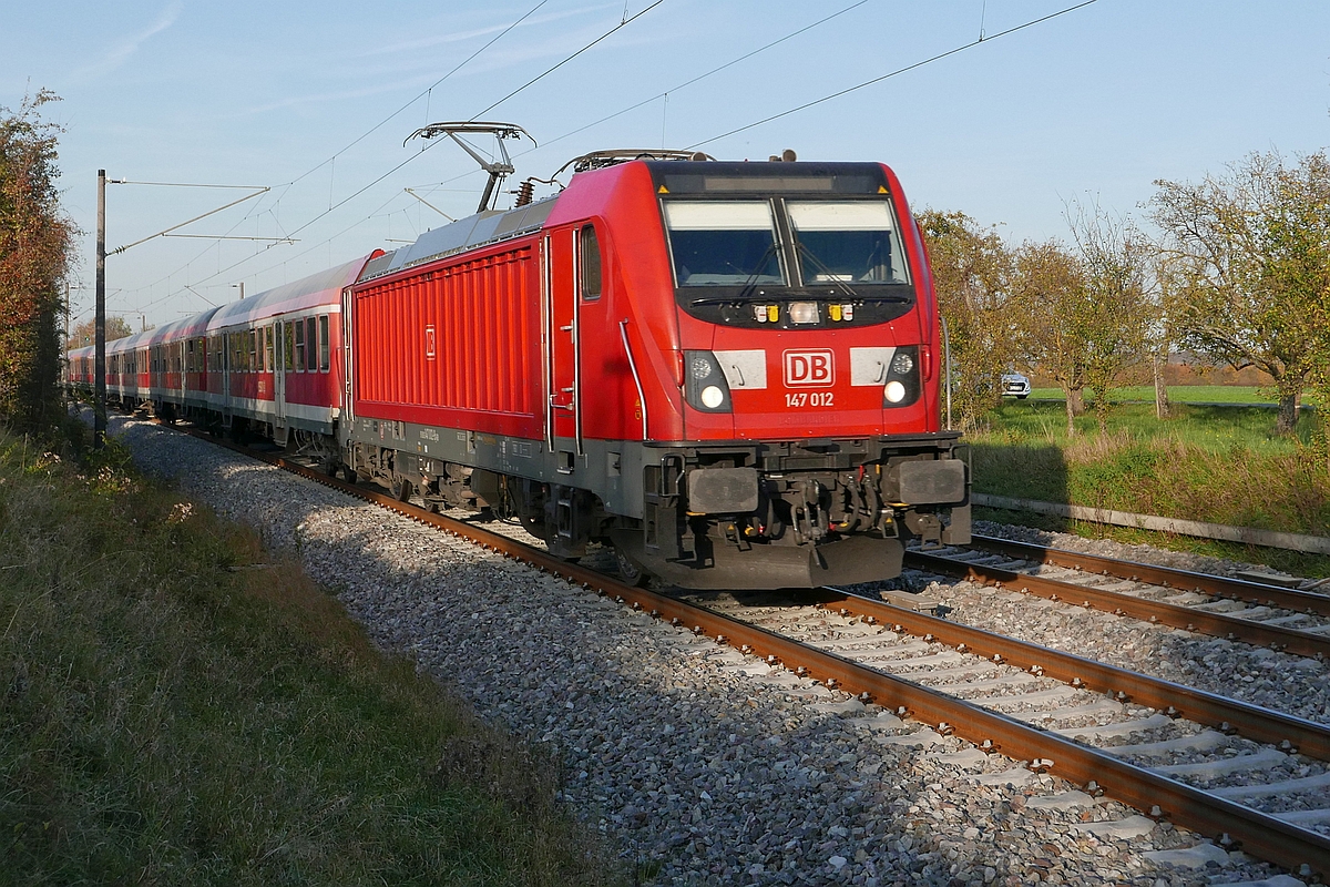 147 012 zieht am 19.10.2017 bei Gärtringen die Wagen des RE 19377, Stuttgart - Horb, am Fotograf vorbei.