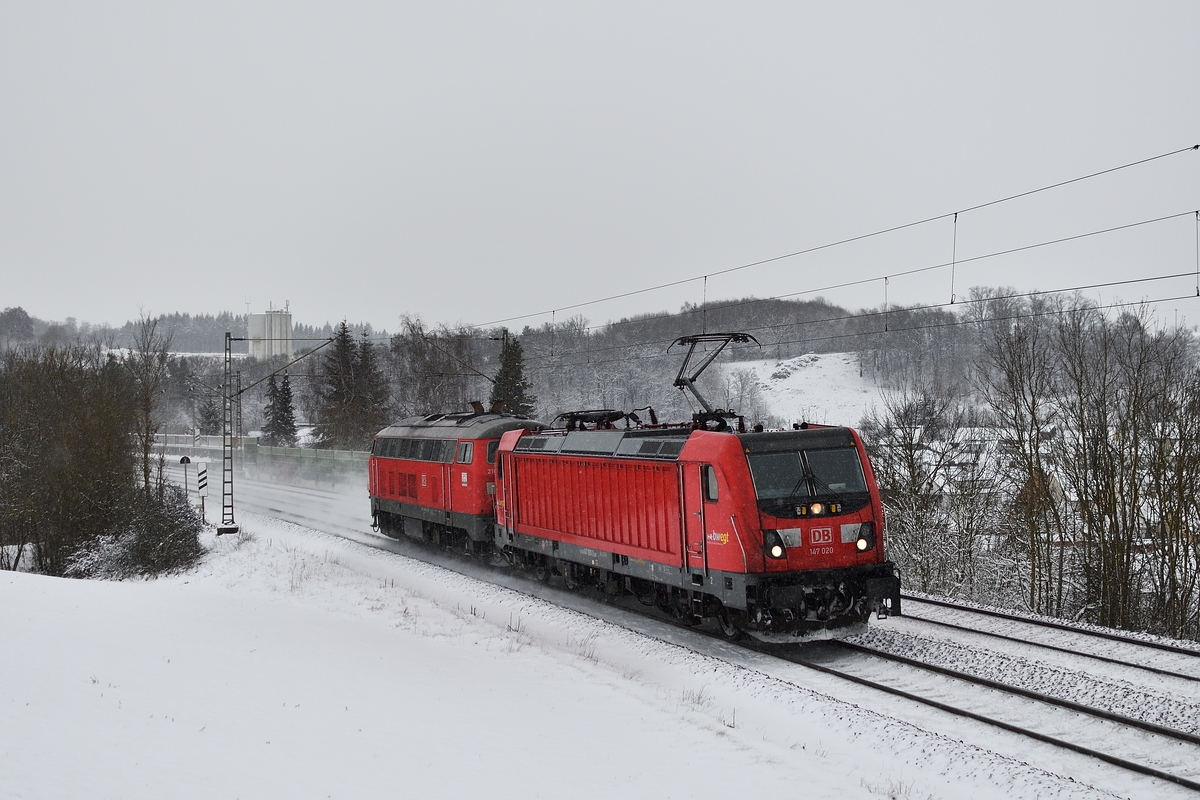 147 020 und 218 499 fuhren am 11. Januar 2018 als Lokzug durch´s verschneite Westerstetten.