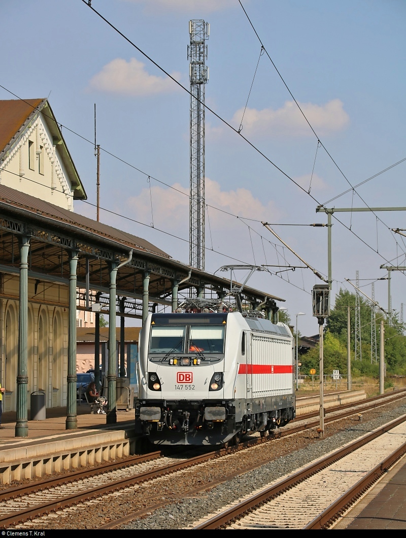 147 552 DB als Tfzf, von Halle (Saale) kommend, parkte kurz und überraschend im Bahnhof Nordhausen auf Gleis 1 direkt vor dem Bahnhofskiosk.
Diese Gelegenheit nutzte ich für ein kleines Shooting - hatte ich eine Lok dieser Baureihe doch wenige Wochen zuvor in Konstanz verpasst.
[3.8.2018 | 16:12 Uhr]