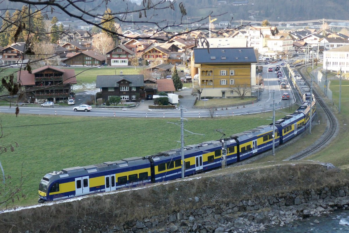 15 Teiliger Regio der BOB nach Lauterbrunnen und Grindelwald, mit dem führenden ABDeh 8/8 326, am 20.1.19 nach der Ausfahrt in Wilderswil.