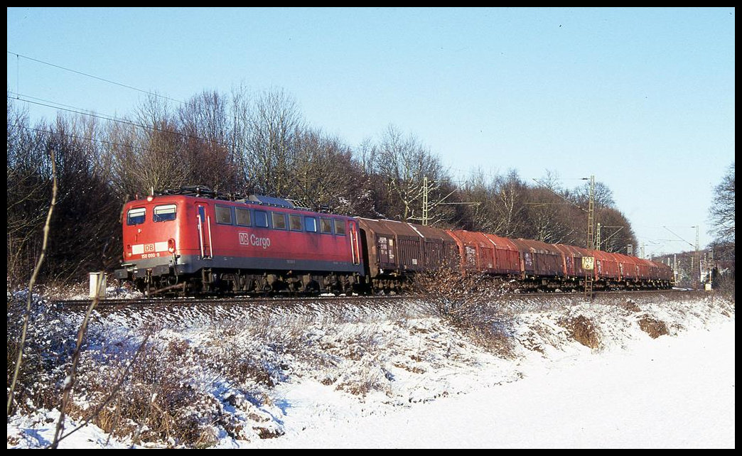 150090 ist hier an der Landesgrenze Niedersachsen zu Nordrhein Westfalen bei Natrup Hagen am 30.12.2001 um 13.58 Uhr mit einem Coilzug in Richtung Ruhrgebiet unterwegs.