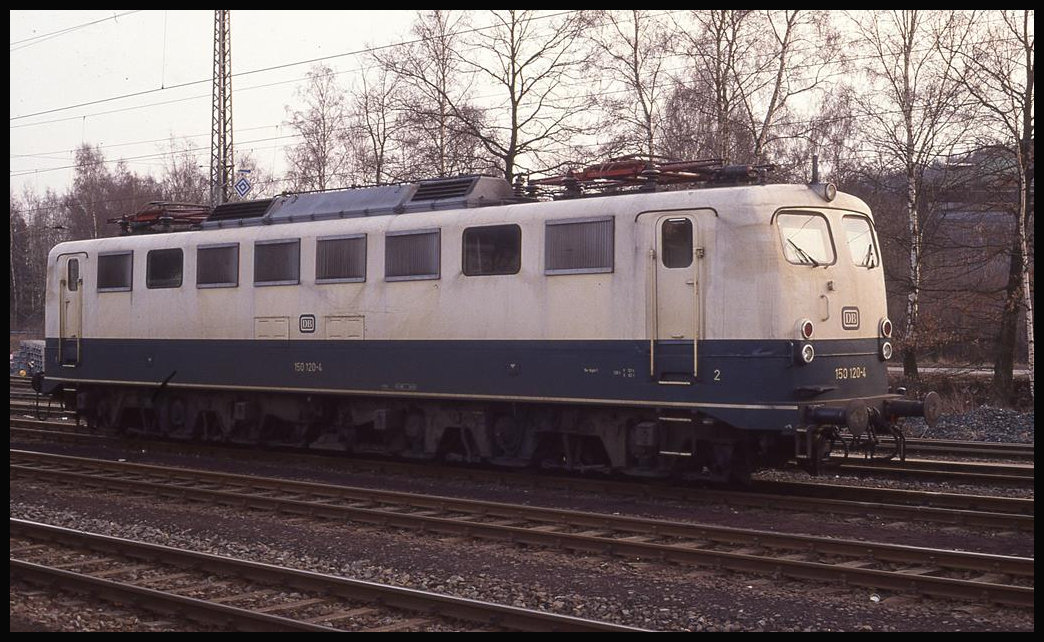 150120 am 10.3.1993 um 17.14 Uhr im Bahnhof Siegen Kreuztal.