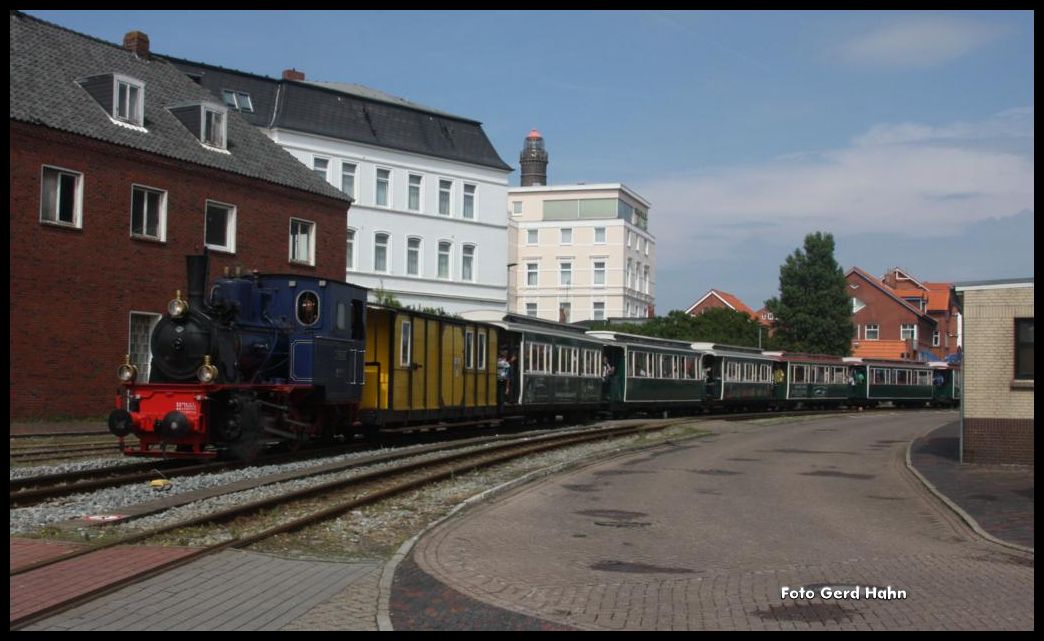 15.08.2015: Dampflok  Borkum  verläßt mit einem Planzug zum Hafen den Bahnhof Borkum.