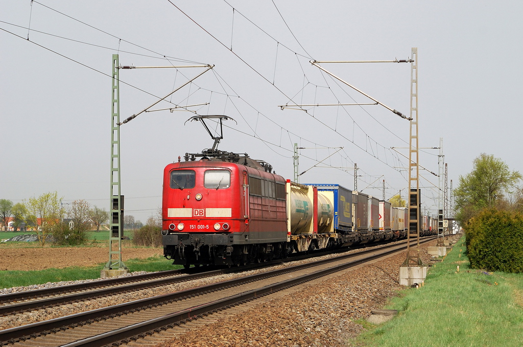 151 001 mit KLV-Zug bei Herbertshofen (03.04.2014)