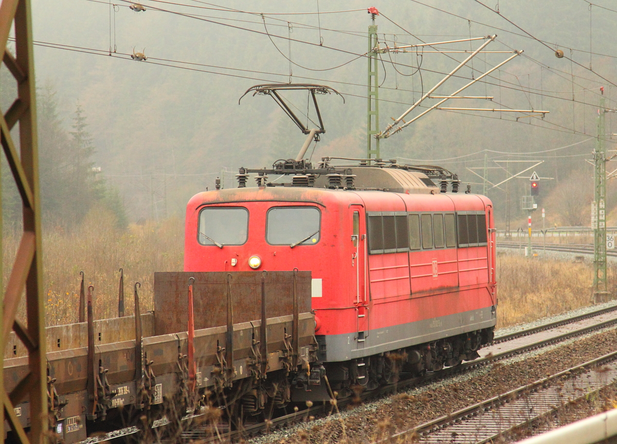 151 002-3 DB Schenker schiebt einen Güterzug über die Frankenwaldrampe bei Steinbach am 24.11.2016.