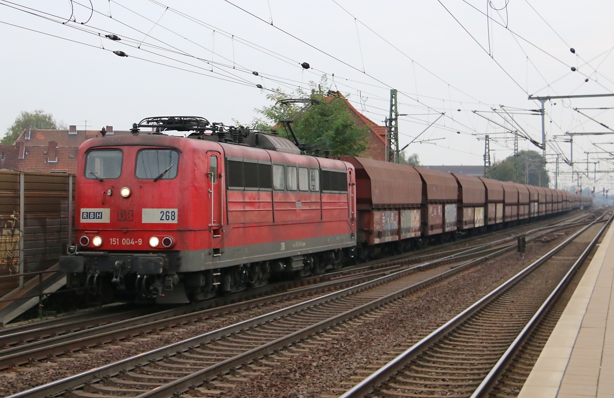 151 004-9 (RBH 268) bespannte am 02.10.2014 einen Erzzug in Richtung Osten. Aufgenommen in Hannover Linden-Fischerhof.