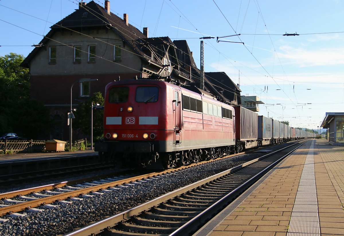 151 006-4 mit Containerzug in Fahrtrichtung Süden. Aufgenommen in Eichenberg am 07.06.2014.