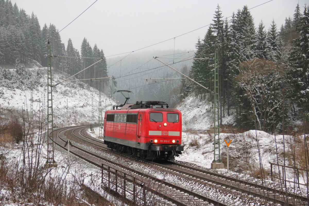 151 012-2 DB Schenker auf der Frankenwaldrampe bei Steinbach am 23.01.2015.